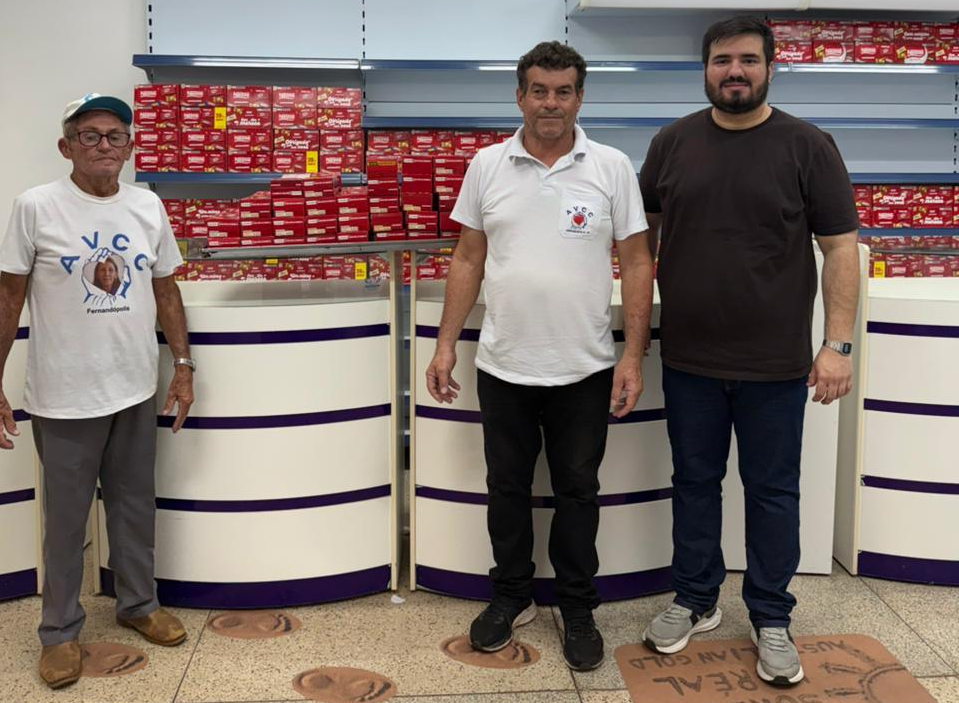 Unifef doa 188 caixas de bombons para a AVCC de Fernandópolis Foto