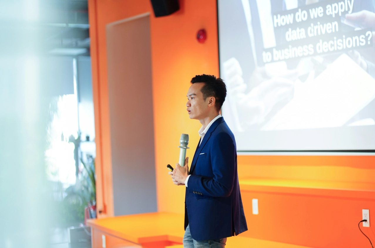 Professora e criança estudando