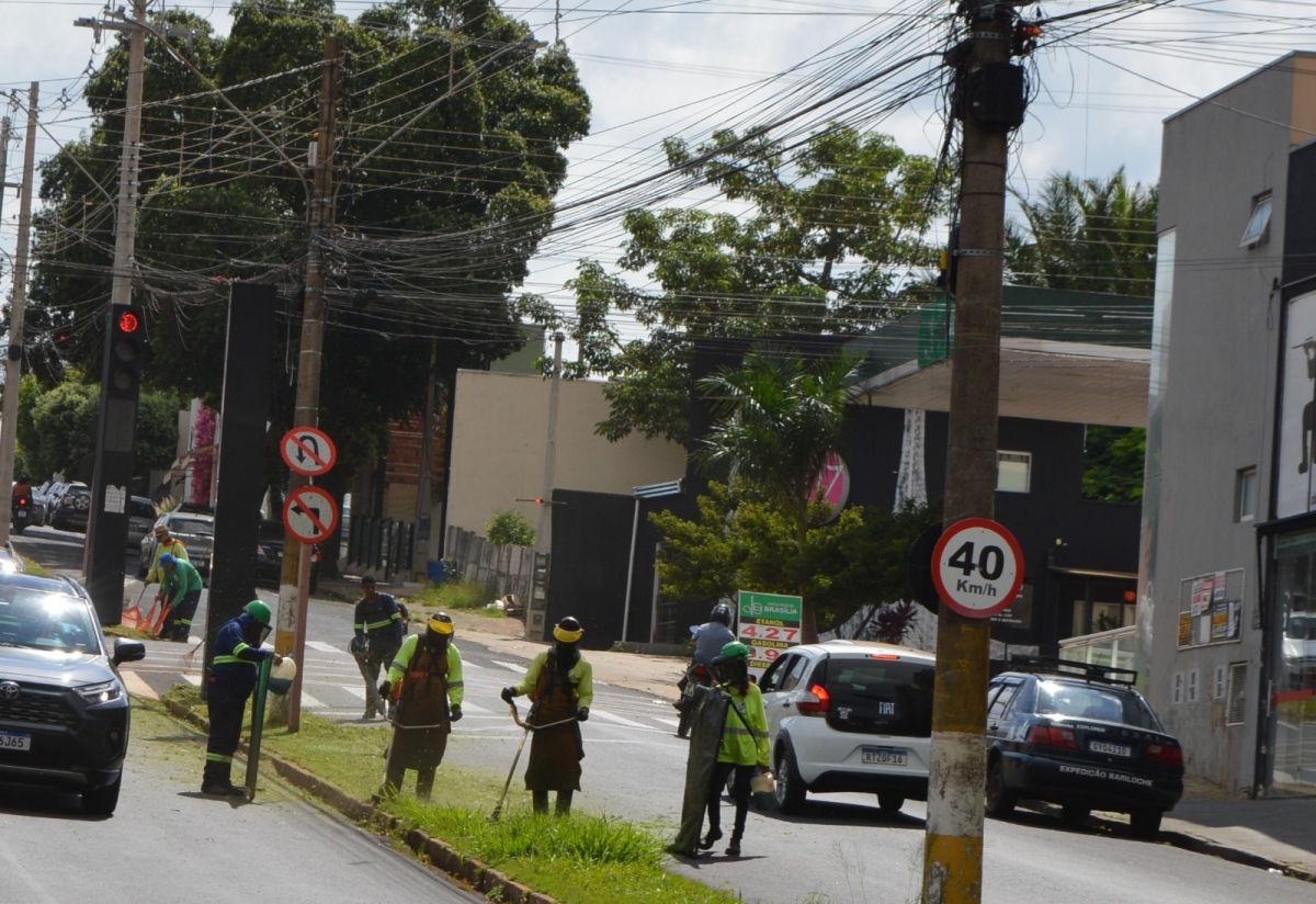 Trabalho de zeladoria foca em ações na região central, praças e avenidas
