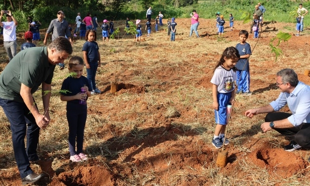 Alunos participam de plantio de árvores que marca o início de projeto para novo parque ecológico