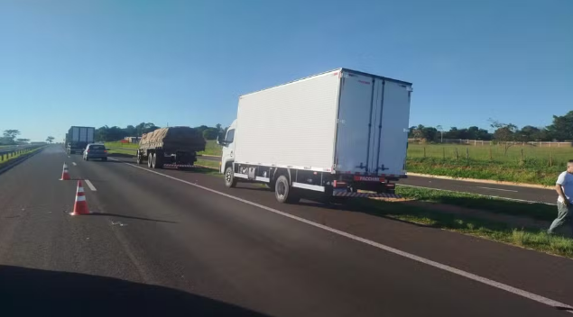 Motociclista morre ao passar por cima de retrovisor em rodovia, cair no asfalto e ser atropelado