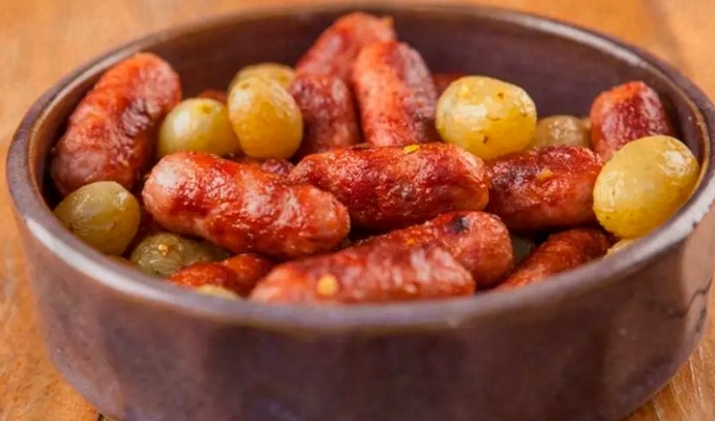 Linguiça com uvas verdes na cachaça