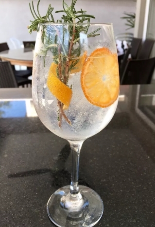 Gin tônica com tangerina e café