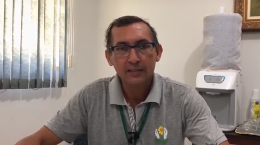 COMO UM BOTÃO DE ROSAS