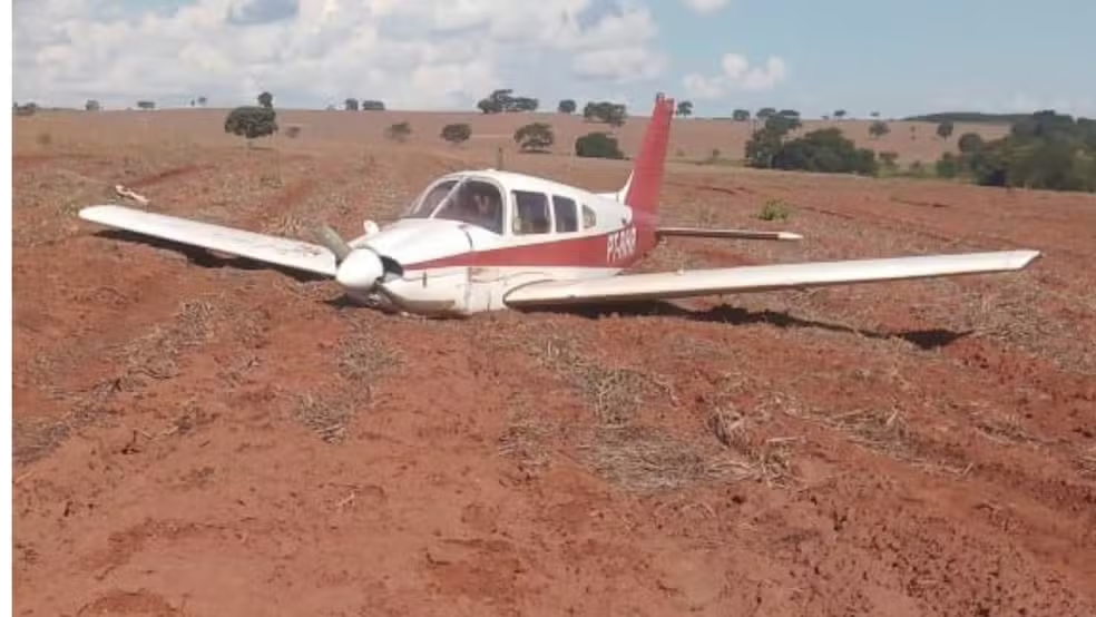 Avião de pequeno porte faz pouso forçado no interior de SP