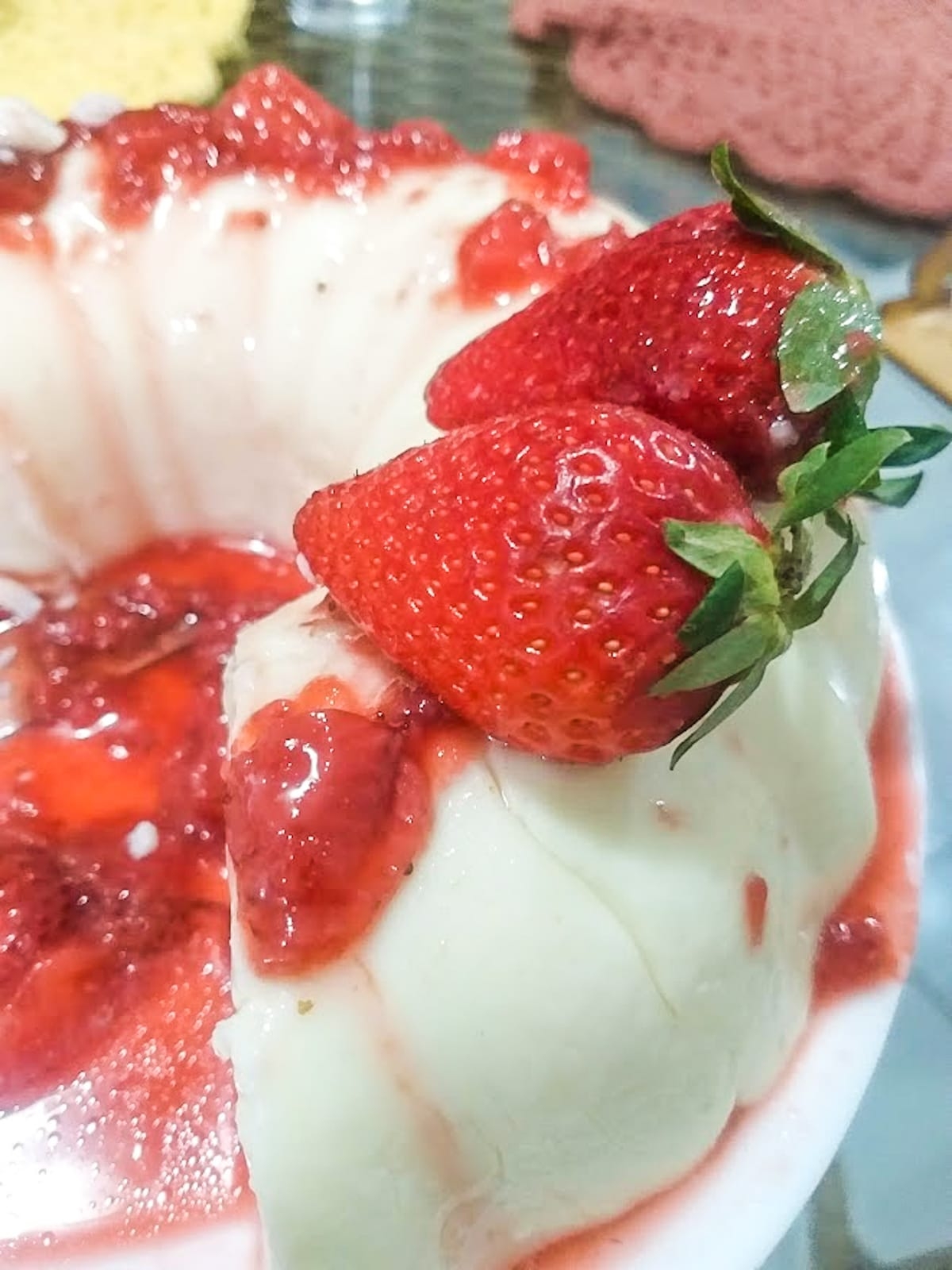 MANJAR DE LEITE EM PÓ COM CALDA DE MORANGO