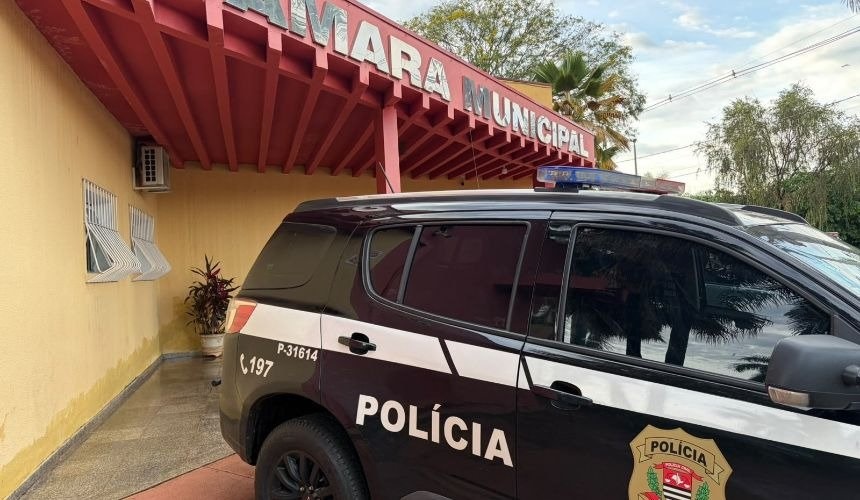 Viatura da Polícia Civil defronte a Câmara de Olímpia. Foto: Regioinal 24 horas