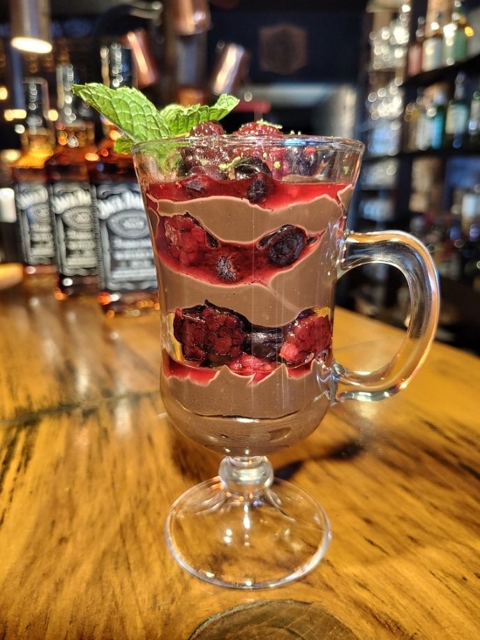 Brigadeiro de Jack Daniel's com frutas vermelhas