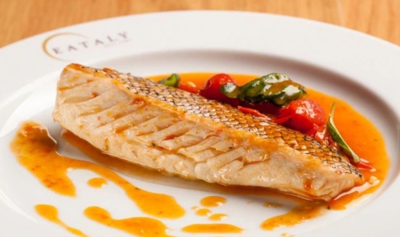 Peixe cozido com tomate e vinho branco