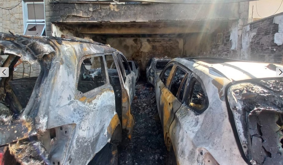 Incêndio atinge garagem de residência e destrói seis veículos