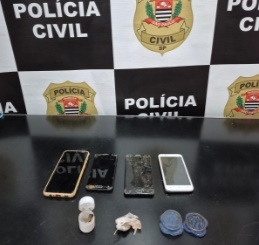 Polícia Civil cumpre mandado e apreende drogas e celulares em Indiaporã