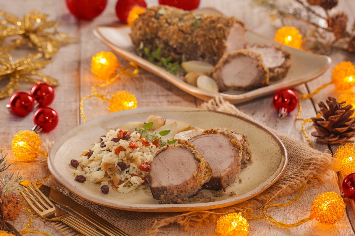 FILÉ MIGNON SUÍNO COM CROSTA DE ERVAS E NOZES E ARROZ DE FESTA