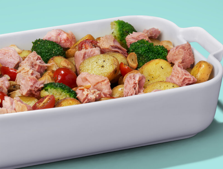 Atum ao forno com batatas e brócolis