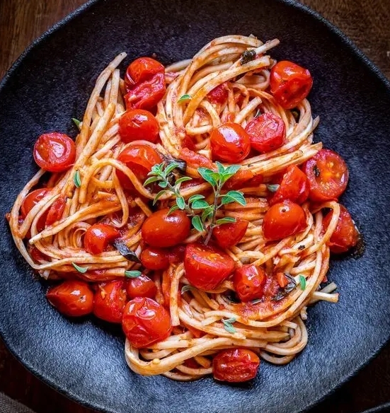 Macarrão com tomate cereja e manjericão