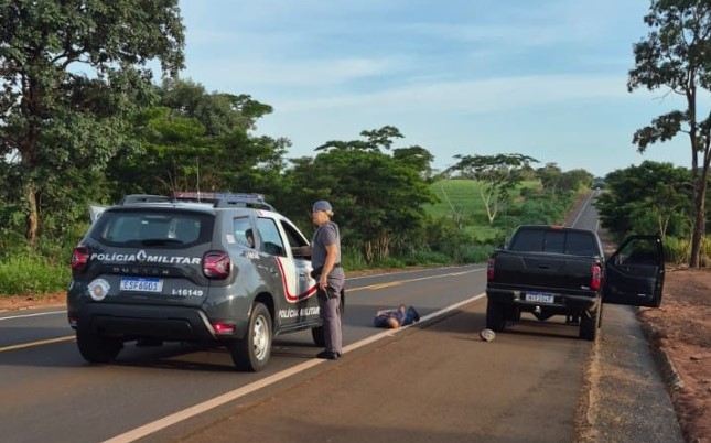 Ação rápida da PM recupera caminhonete furtada e prende suspeito