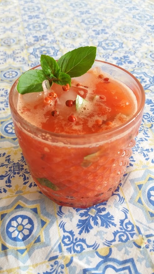 Caipirinha de melancia com pimenta rosa