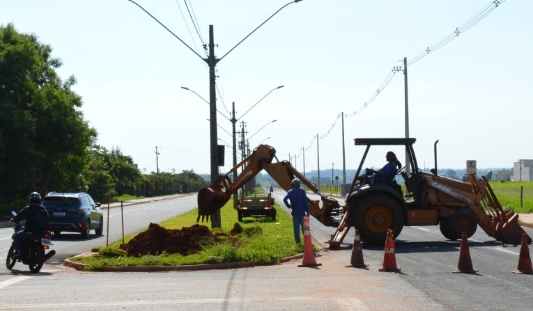 Obra de drenagem altera trânsito na Valério Angelucci, perto do Shopping