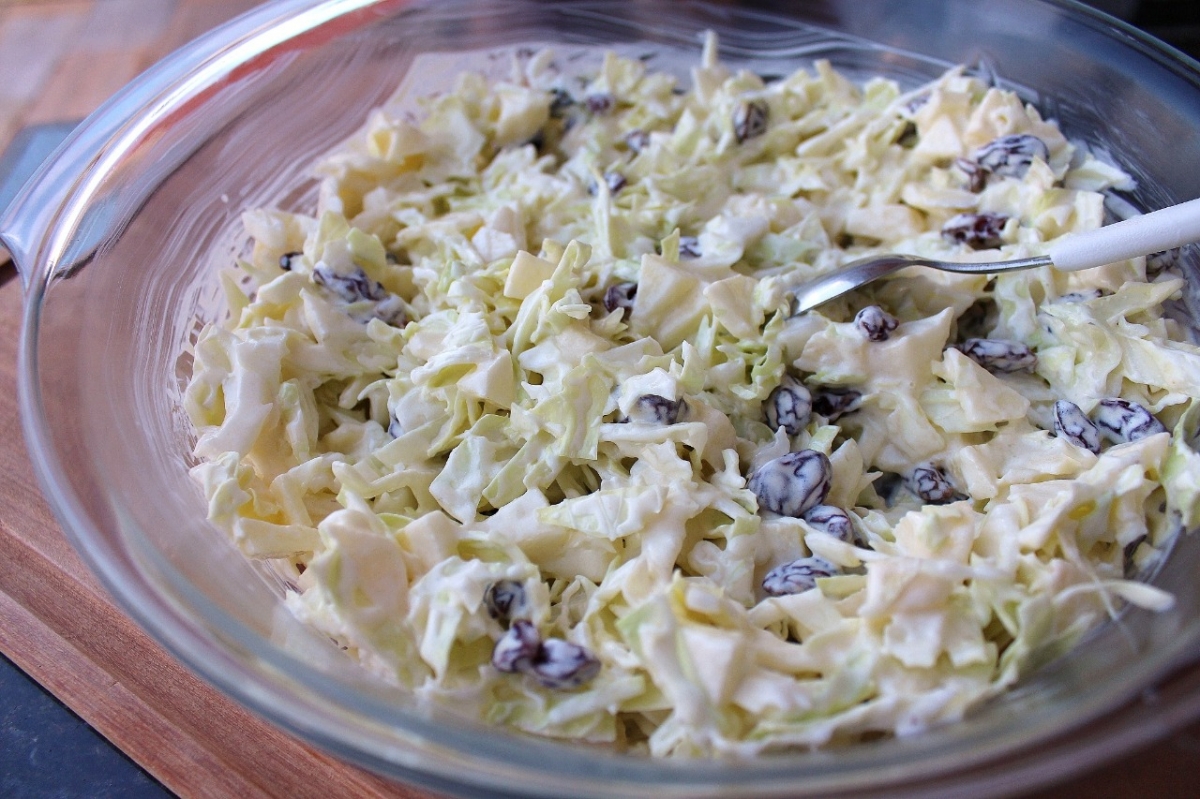 Salada  de  repolho  com  uva  passa