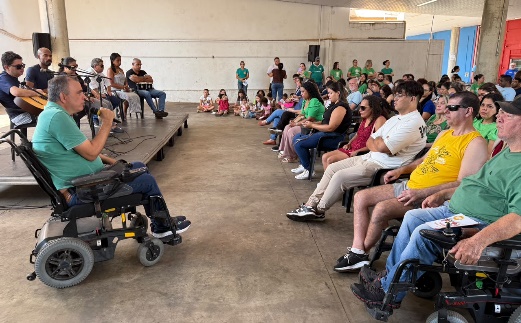 Presidente presidente do Conselho Municipal da Pessoa com Deficiência, Flávio Sant`Anna, fala durante evento. Foto - Divulgação
