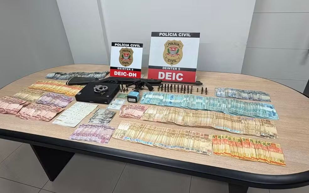 Polícia Civil apreende R$ 58 mil em espécie e armas em operação contra desarmamento