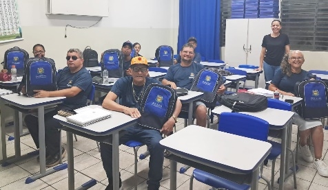 Alunos da EJA também recebem uniforme e kit escolar completo