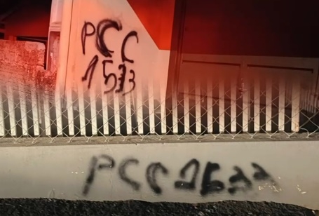 Jovem é detido por pichações e por vandalizar base da Polícia Militar na região