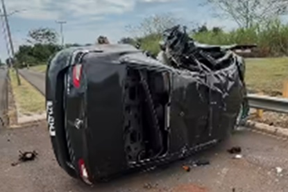 Motorista morre após fugir da polícia, dirigir na contramão e capotar carro com 25 kg de maconha