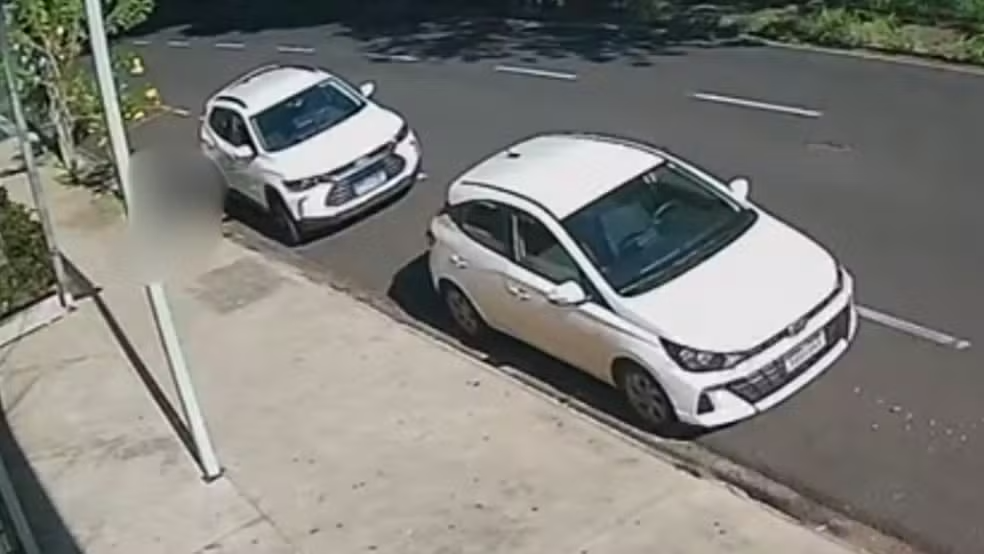 Motociclista morre ao bater na traseira de carro estacionado em Rio Preto; Veja o vídeo