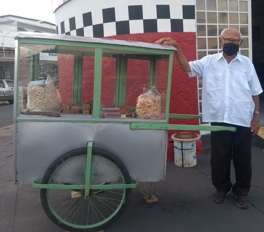 Pipoqueiro de 89 anos encontra no trabalho inspiração para viver