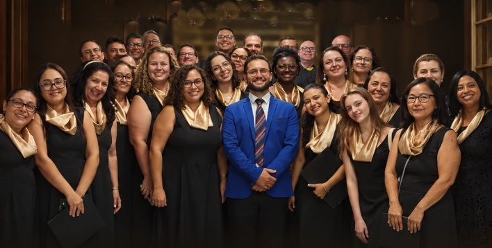 Maestro Sandro Muniz com os integrantes do Coro Municipal