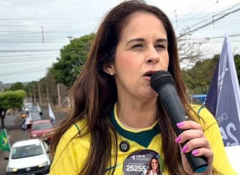 Flávia Resende durante ato de campanha. Foto Divulgação