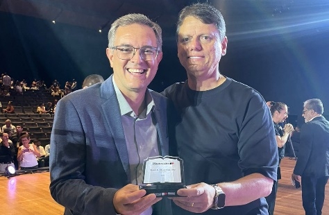 Fernandópolis recebe prêmio “Excelência Educacional”  por avanços na alfabetização