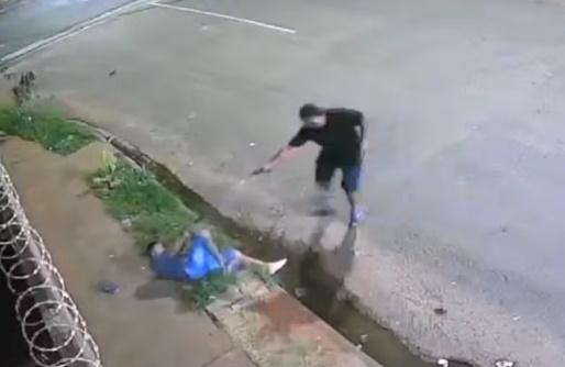 Homens trocam tiros após desentendimento: os dois morreram. Foto: Reprodução/Câmera de segurança