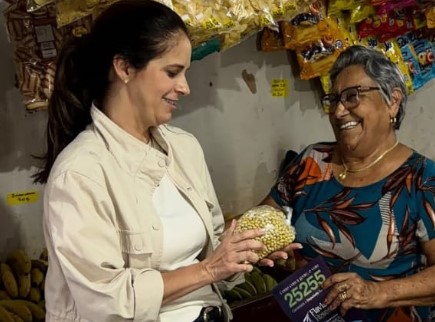 Flávia conversa com moradora de Parisi. Foto - Divulgação