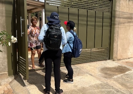 Agentes em visita domiciliar contra a dengue. Foto - Divulgação