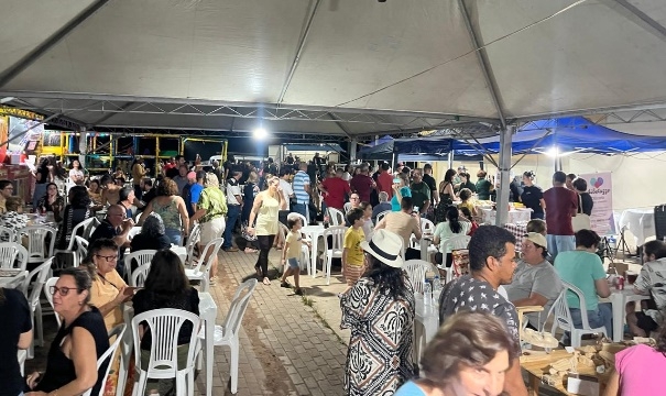 Feira do Dinossauro atrai cerca de 600 pessoas no Museu de Paleontologia