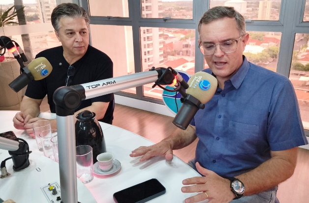 Prefeito João Paulo Cantarella e o vice Marcos Mazeti na entrevista na Rádio Difusora