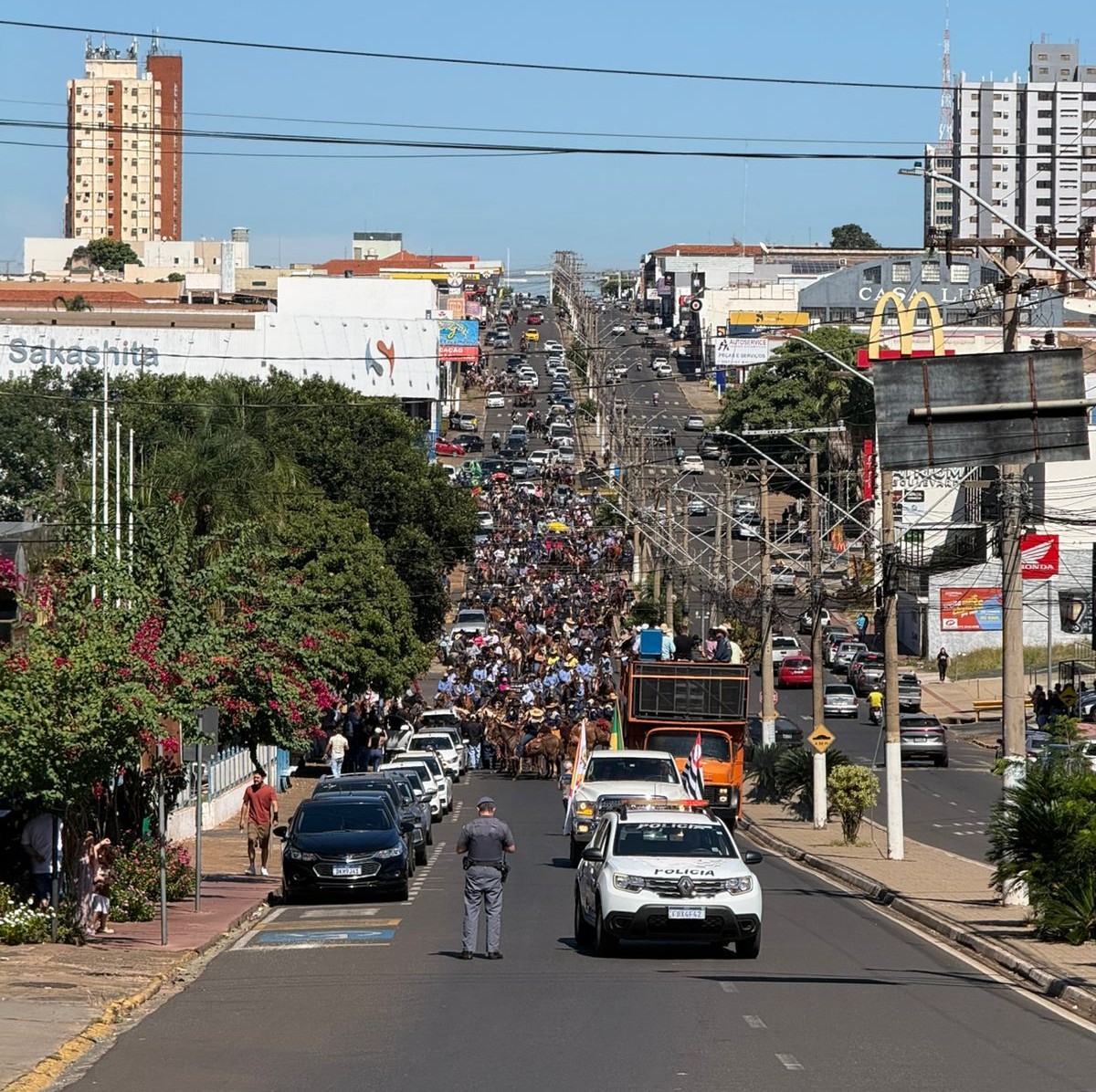 Cavalgada atravessa a cidade e abre o programa dos 87 anos de Fernandópolis