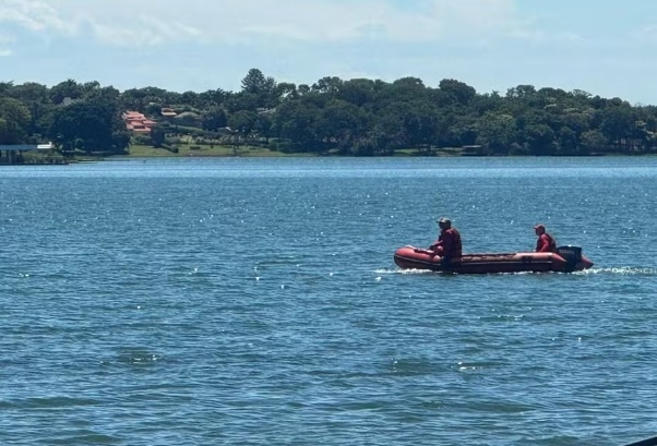 Bombeiros procuram pescador desaparecido após queda de embarcação