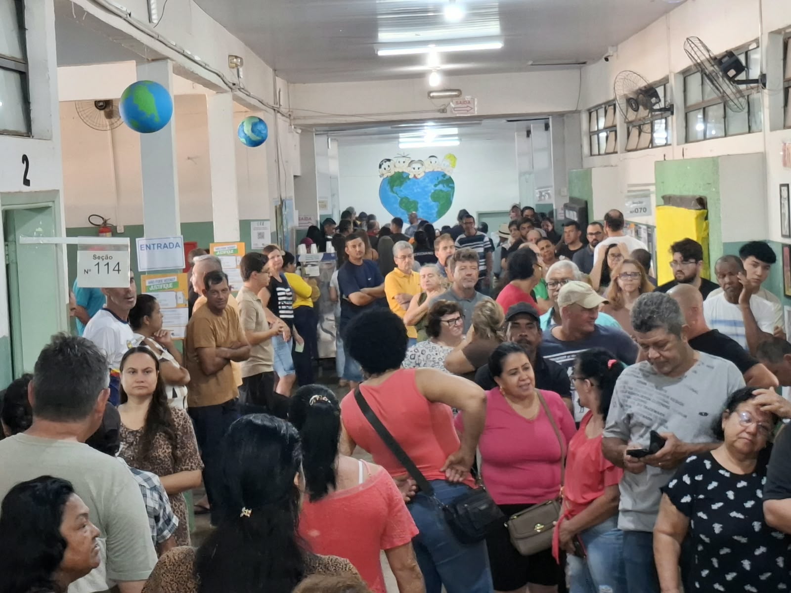 Filas pela manhã nas seções eleitorais da escola João Garcia Andreo