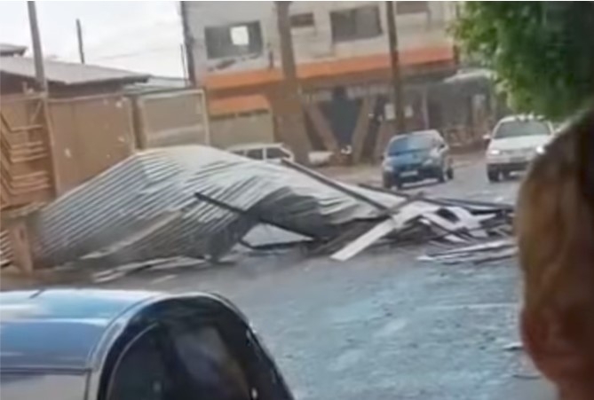 Chuva de 33 mm com ventania causa danos e alagamentos em Fernandópolis