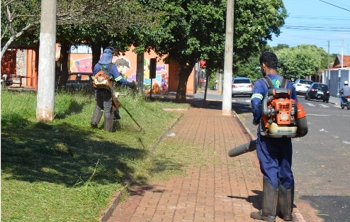 Campo de futebol, praça e área do Museu recebem ação de equipes de zeladoria