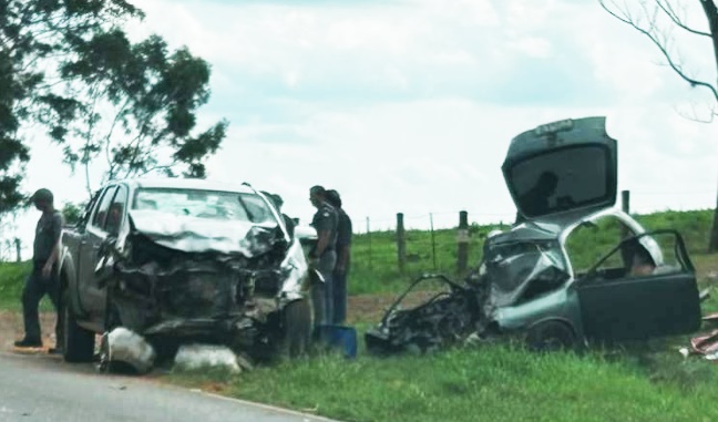 Colisão frontal envolveu caminhonete e carro. Foto - HojeMais