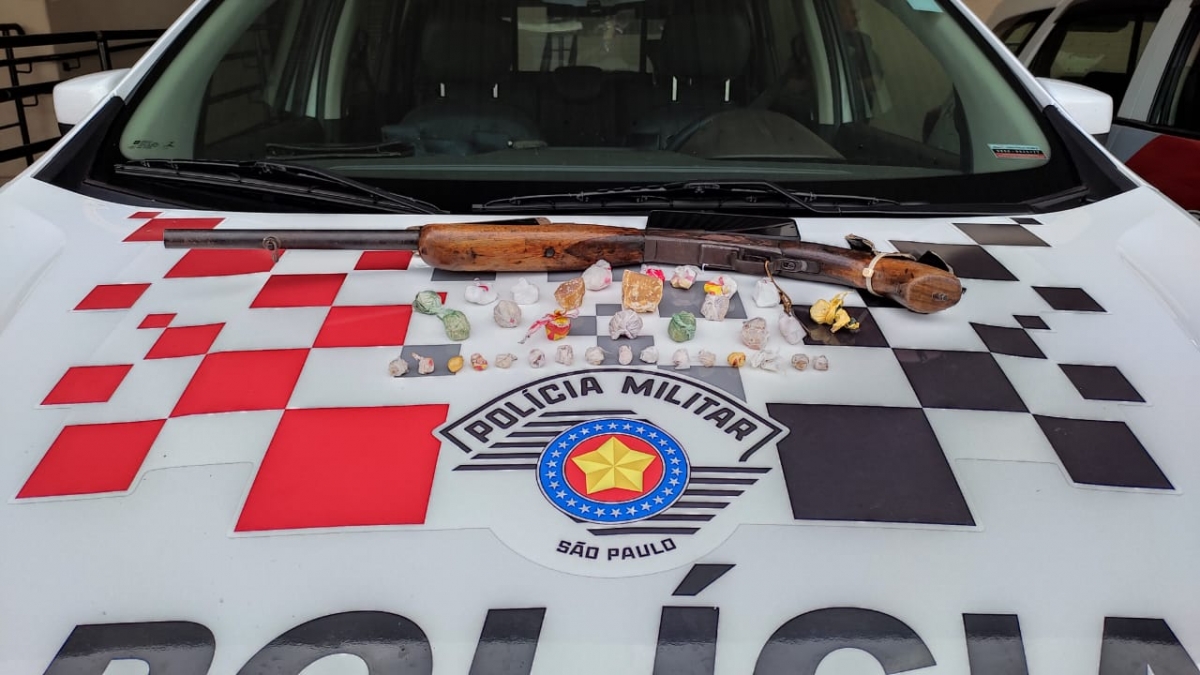 Adolescente é preso com drogas e arma de fogo