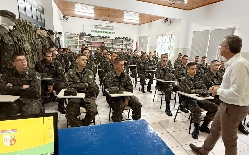 Prefeito ministra aula inaugural para novos atiradores do Tiro de Guerra