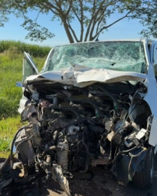 Mulher morre após van bater na traseira de caminhão