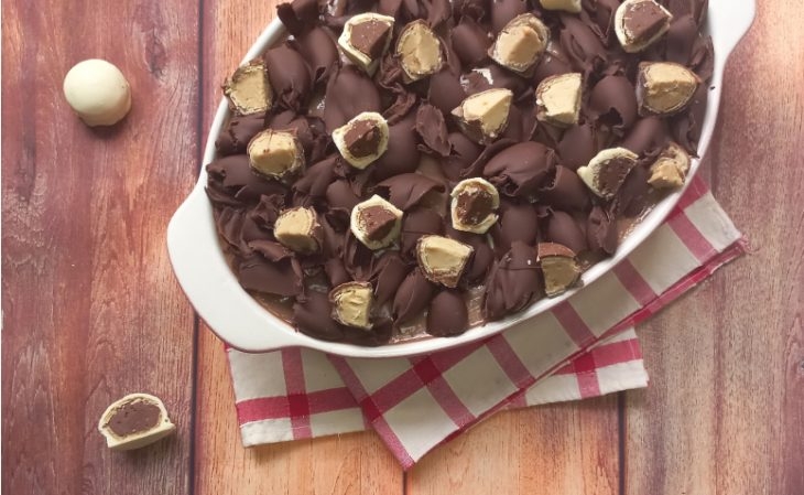 Ovo de Páscoa na travessa com bombons