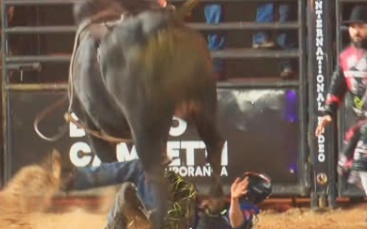 Peão morre após ser pisoteado por touro durante rodeio em Votuporanga