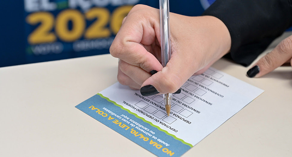 Cartório Eleitoral distribui "colas" para os eleitores. Foto: Divulgação/TRE/SP