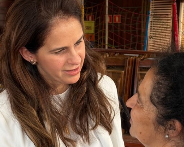Flávia Resende conversa com moradora em Riolândia. Foto: Divulgação